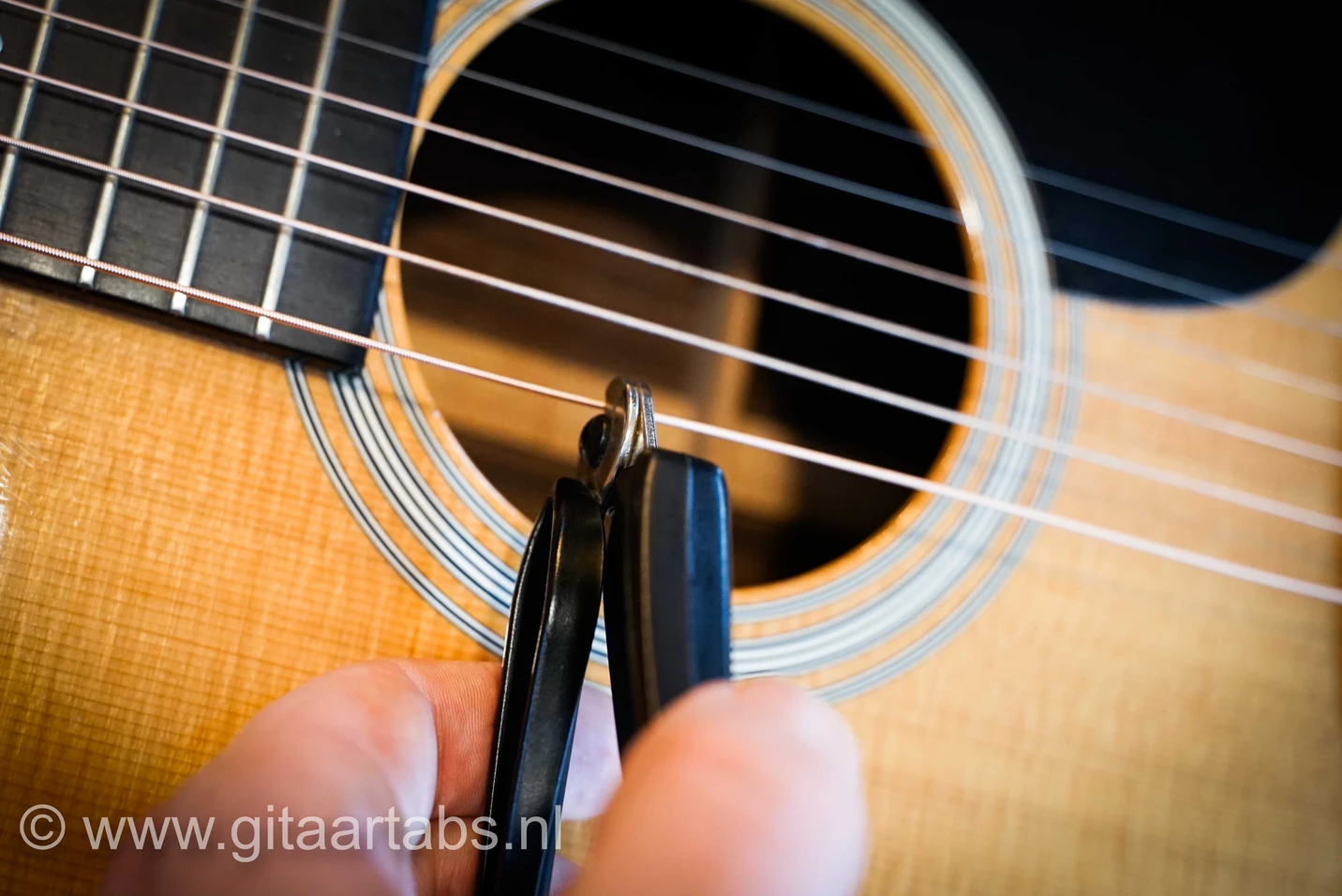 gitaarsnaren doorknippen