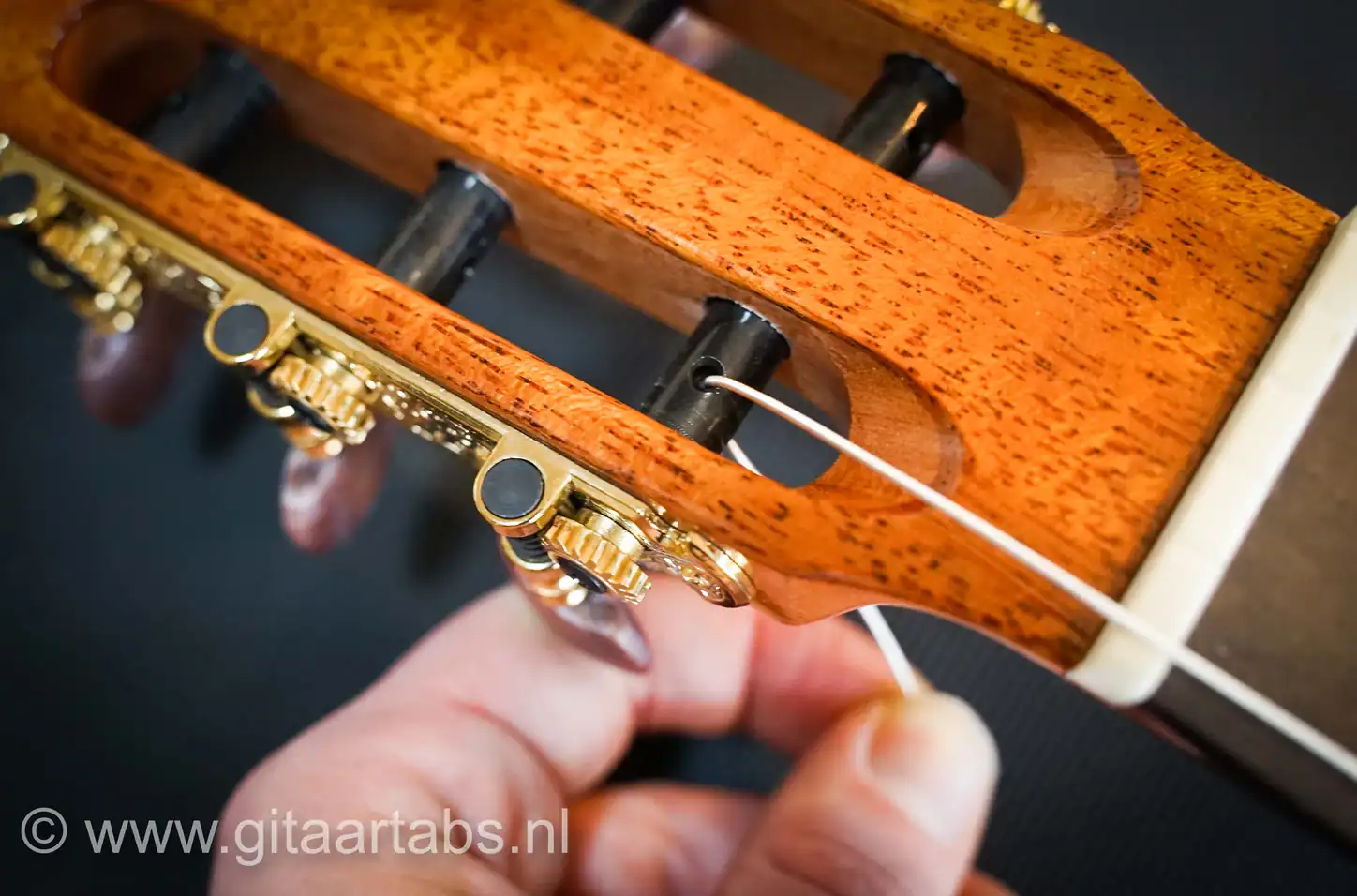 Snaar door stemmechaniek halen