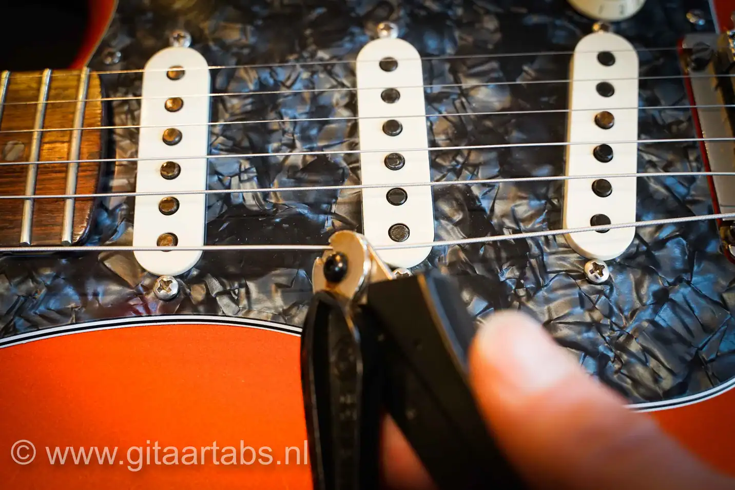 Gitaarsnaren doorknippen met kniptang