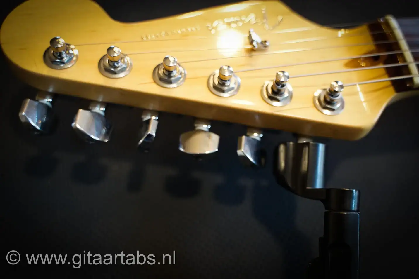 Gitaarsnaren ontspannen met snarenwinder