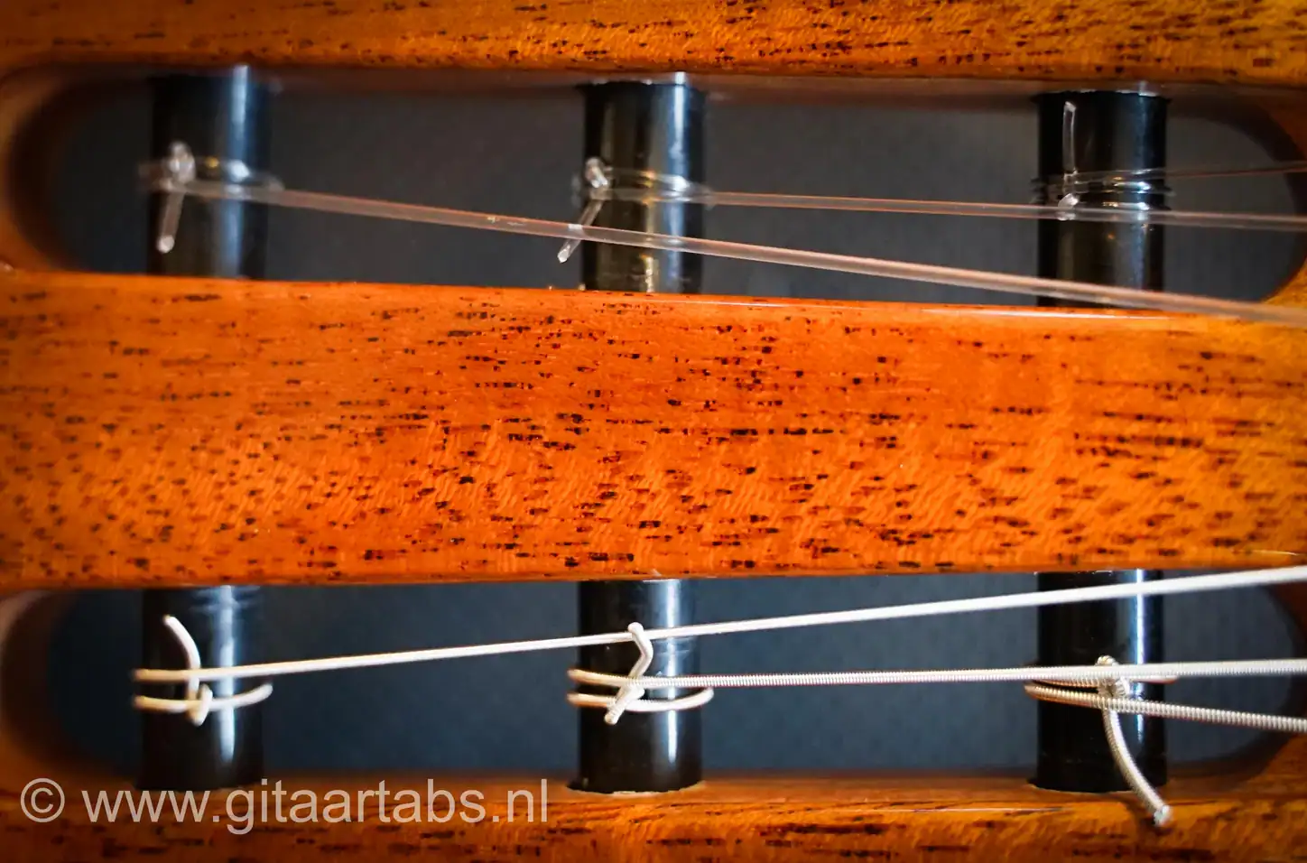 Eerste drie snaren gemonteerd