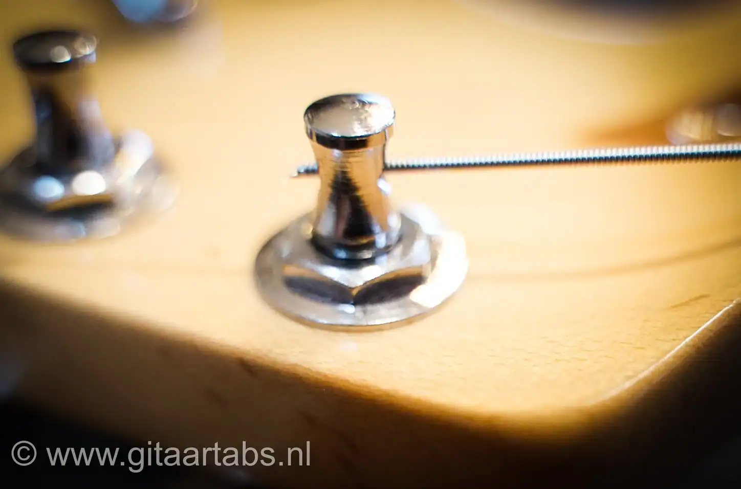 Snaar bevestigen aan stemmechaniek